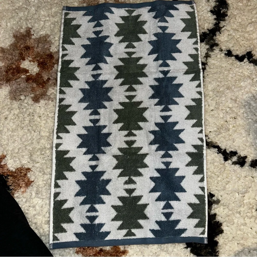 NEW Wrangler Bath Towels White with Sage and Blue Aztec Design 4 Bath & 2 Hand